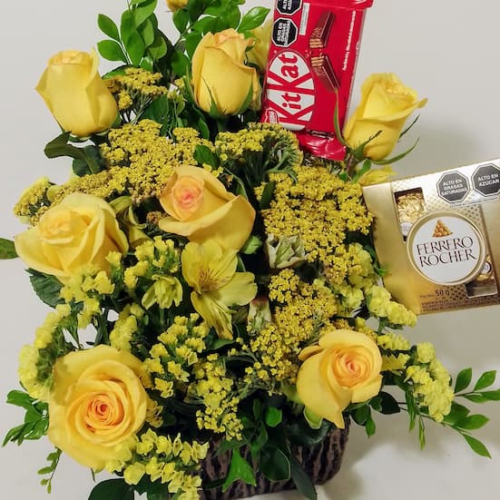 Arreglo Floral con Rosas y Chocolate Ferrero