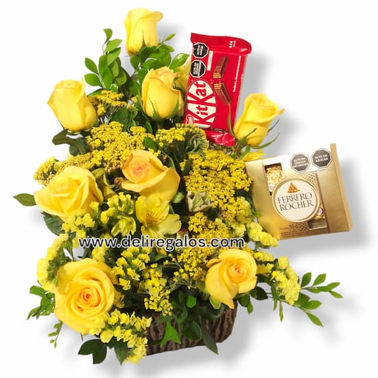 Arreglo Floral con Rosas y Chocolate Ferrero - Cod:DMK21
