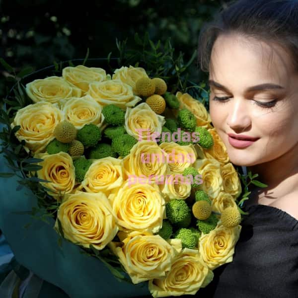 Ramo con 24 Rosas Amarillas y Flores - Whatsapp: 980660044