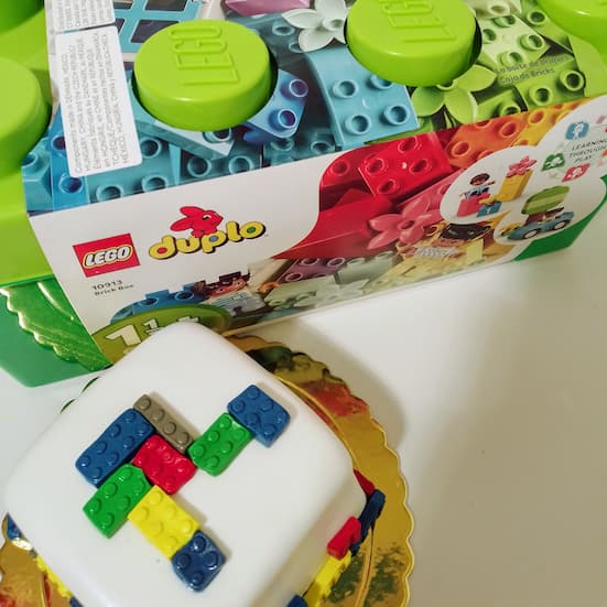 Este set de LEGO original Duplo es ideal para niños y niñas. Viene en una caja temática y, como cortesía, incluye una exquisita torta de 10 cm con piezas de LEGO completamente comestibles hechas de azúcar. La base de aluminio garantiza una presentación perfecta. Sin duda, es un regalo perfecto para pequeños de 2 años en adelante