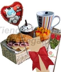 Desayuno con Rosas y Globo Metalico | Desayunos Delivery | Desayunos Me Late - Whatsapp: 980660044