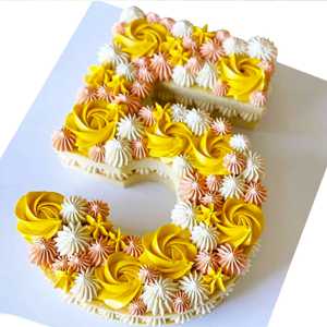 Imagina sorprender a esa persona especial con una torta personalizada con su número favorito o con su inicial.